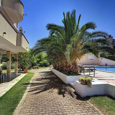 Zum Sandstrand Sind Es Wenige Gehminuten - Geniessen Sie Aber Auch Zeit Am Pool