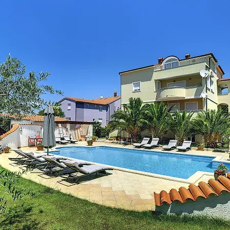 Zum Sandstrand Sind Es Wenige Gehminuten - Geniessen Sie Aber Auch Zeit Am Pool Apartment Medulin