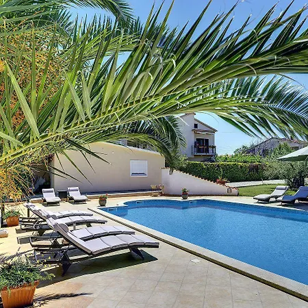 Apartment Zum Sandstrand Sind Es Wenige Gehminuten - Geniessen Sie Aber Auch Zeit Am Pool Medulin