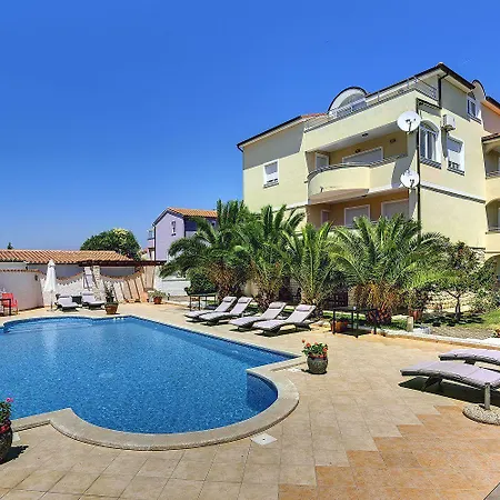 Zum Sandstrand Sind Es Wenige Gehminuten - Geniessen Sie Aber Auch Zeit Am Pool * Medulin