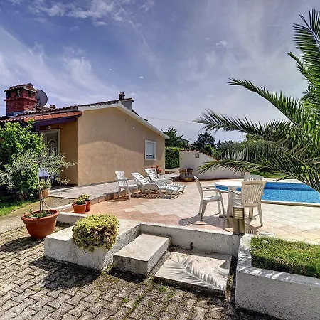Zum Sandstrand Sind Es Wenige Gehminuten - Geniessen Sie Aber Auch Zeit Am Pool Μεντουλίν