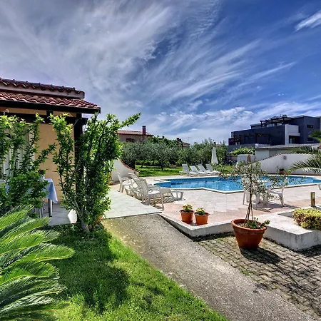 Zum Sandstrand Sind Es Wenige Gehminuten - Geniessen Sie Aber Auch Zeit Am Pool *