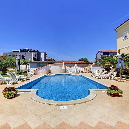 Apartment Zum Sandstrand Sind Es Wenige Gehminuten - Geniessen Sie Aber Auch Zeit Am Pool Medulin
