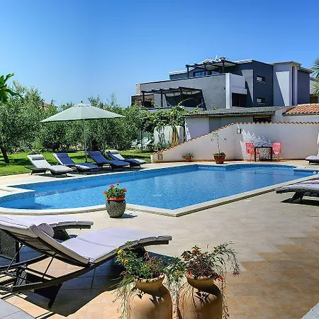 Zum Sandstrand Sind Es Wenige Gehminuten - Geniessen Sie Aber Auch Zeit Am Pool Medulin